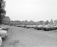 880780 Gezicht op een parkeerplaats aan de Kruisstraat te Utrecht; uit het zuidwesten, met op de achtergrond de ...